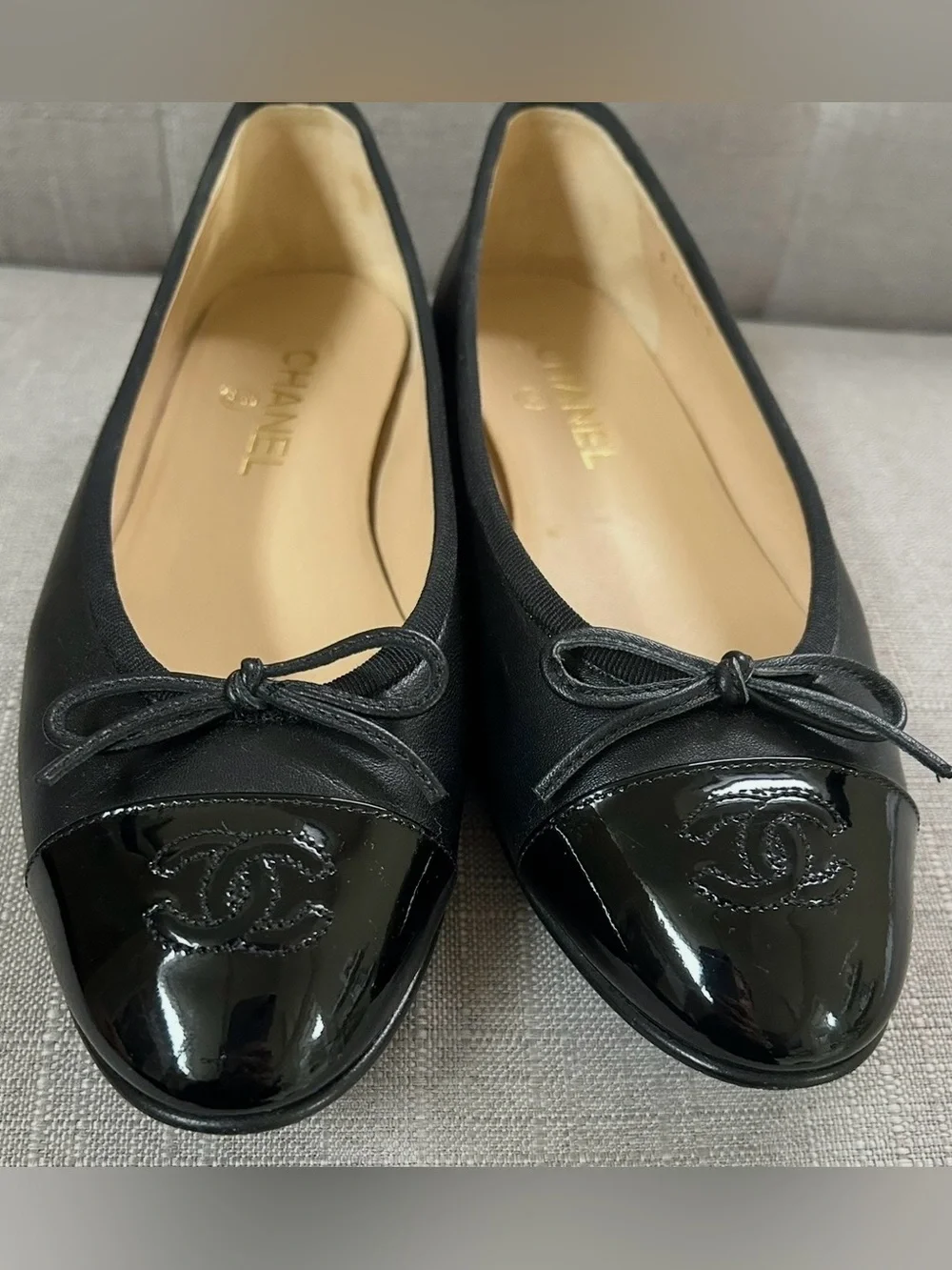 CHANEL Black Leather Ballet Flats with Patent Cap-Toe and CC Emblem 39H/B 39 1/2